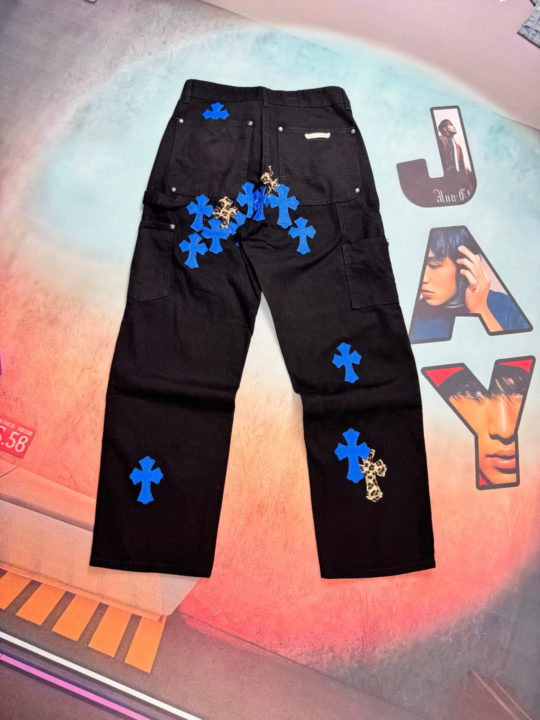 🅿️310 🔘Model No.-KL105 🔘Croxin𝐂𝐡𝐫𝐨𝐦𝐞 𝐇𝐞𝐚𝐫𝐭 24SS Workwear Logging Klein Blue Leather Limited Edition Jeans* Croxin’s pants are particularly outstanding in color design and stand out among similar products. It is made of beaded canvas fabric. After a complicated and delicate washing process, it feels very good when worn on the body and looks high-end and charming. The pants are three-dimensionally cut, with a crisp and stylish shape, smooth lines, and a high level of design. The hardware accessories on the pants are specially customized according to ZP standards. The beaded canvas fabric is originally thick, but after washing it becomes soft and breathable. The small leather label on the pants is specially designed, revealing unique creativity in a simple style. The production process is very exquisite, every stitching is neat and regular, and the details are handled particularly well, showing high quality. Moreover, these pants have a genderless design and can be easily worn by both boys and girls. They are perfectly in line with the current diverse and inclusive fashion trend and look good no matter how you wear them.  Size: S M L XL XXL (28.30.32.34.36) Color: Black